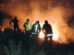 El personal de emergencia trabaja para sofocar el incendio