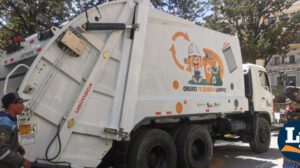 Carro compactador de la EMAO, para el recojo de basura en Oruro