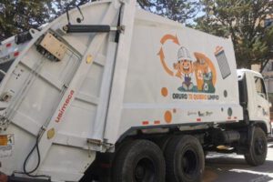 Carro compactador de la EMAO, para el recojo de basura en Oruro