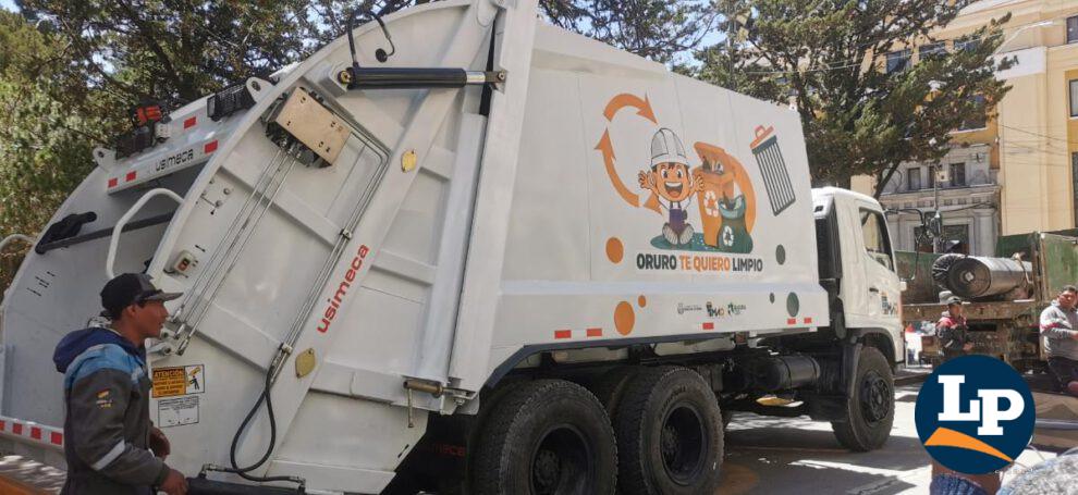 Carro compactador de la EMAO, para el recojo de basura en Oruro