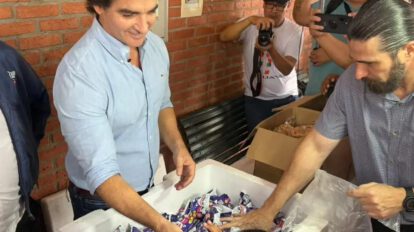 El alcalde Manuel Saavedra, entregando desayuno escolar