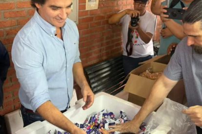 El alcalde Manuel Saavedra, entregando desayuno escolar