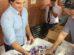 El alcalde Manuel Saavedra, entregando desayuno escolar