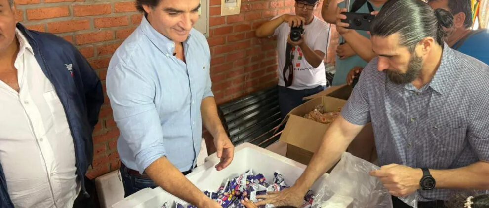 El alcalde Manuel Saavedra, entregando desayuno escolar