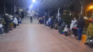 Fila de pacientes a la espera de atención médica