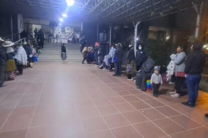 Fila de pacientes a la espera de atención médica