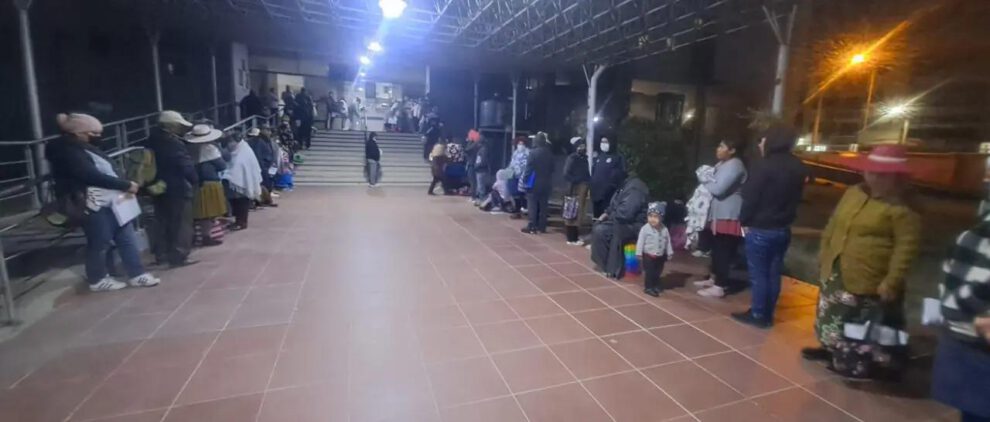 Fila de pacientes a la espera de atención médica