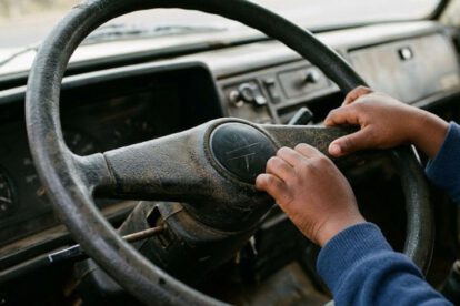 Manos de un Niño en el volante de un camión