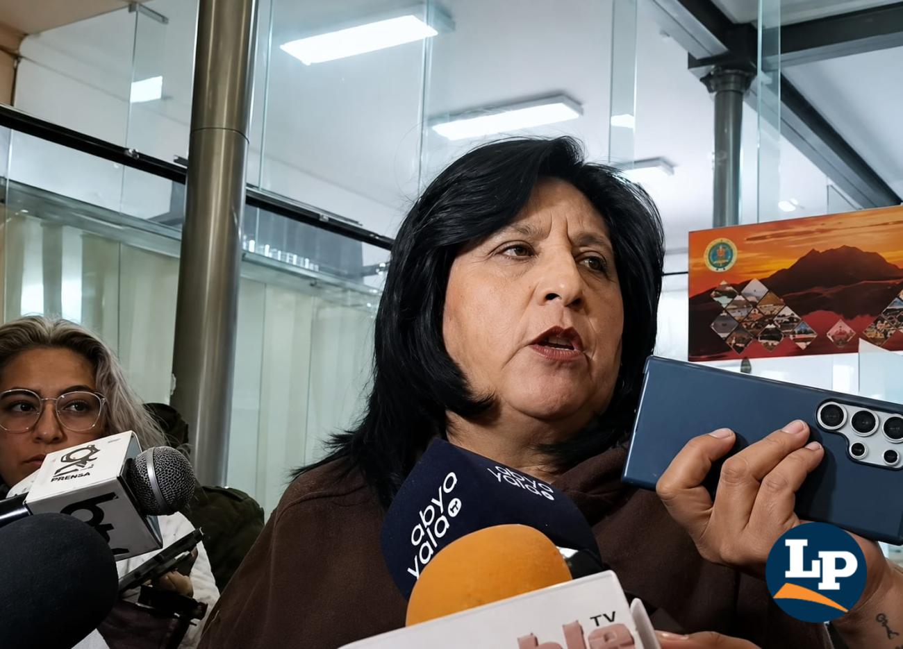 La diputada Bilbao en conferencia de prensa