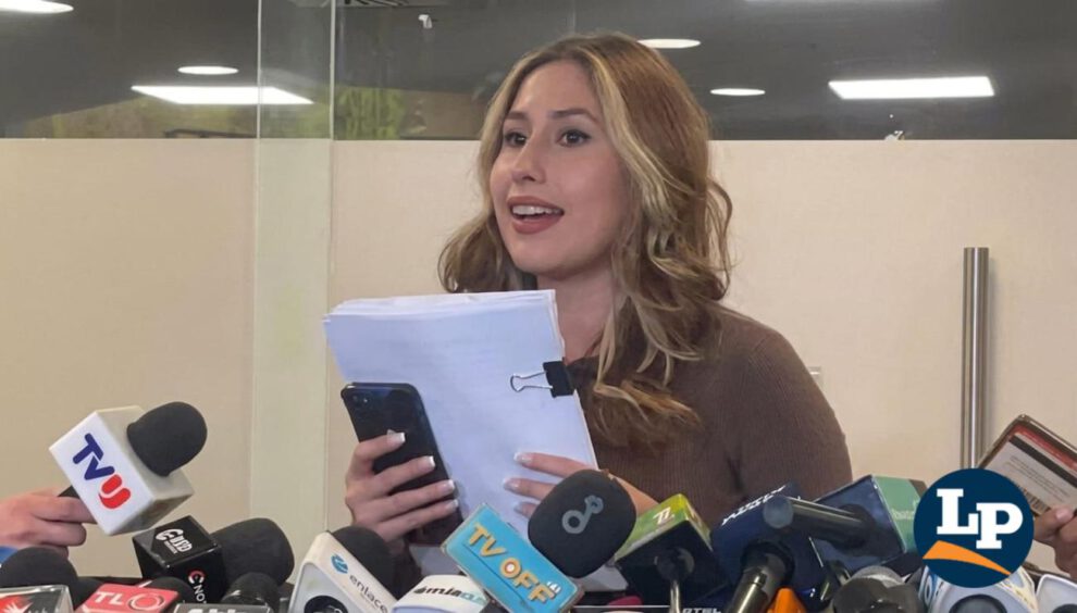 La diputada Rocha en conferencia de prensa