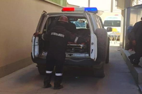 Momento en que auxilian y trasladan a uno de los afectados