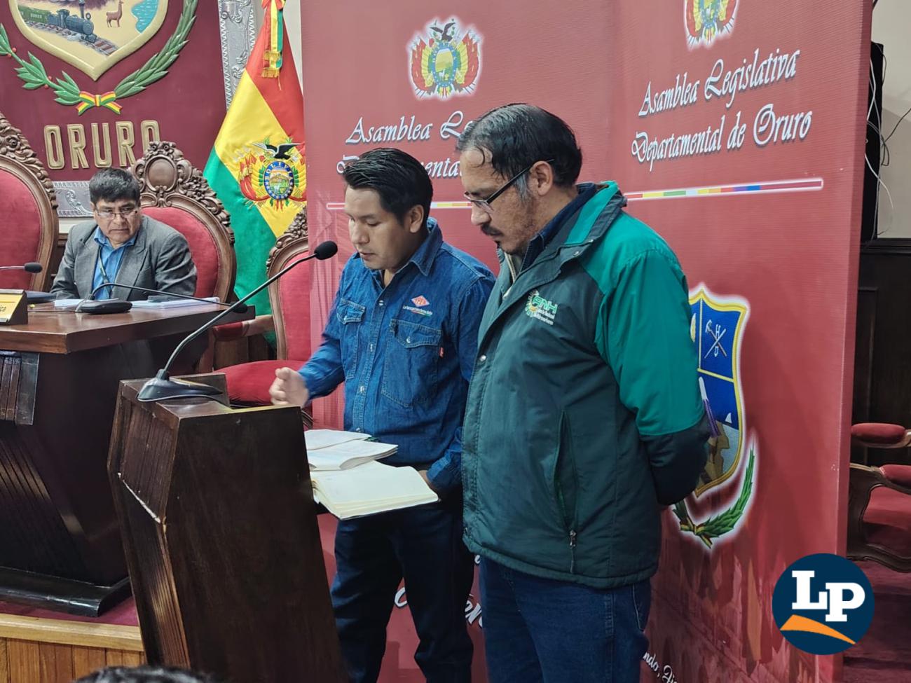 El director de la ANH en Oruro (derecha) explicó que el combustible tiene la calidad requerida