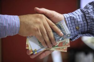 manos con billetes
