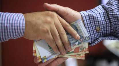 manos con billetes