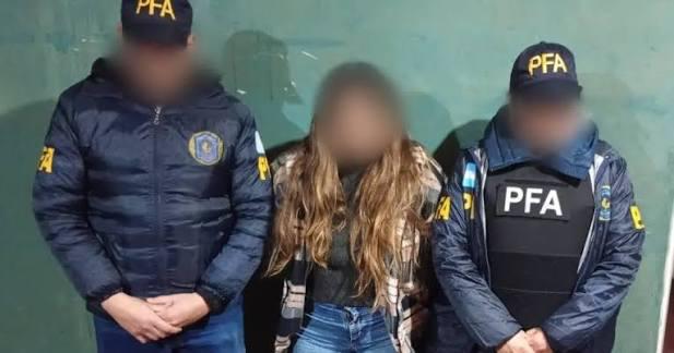 mujer arrestada