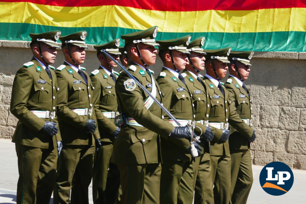 Autoridades y representantes luciendo honores durante la entonación de los himnos patrios