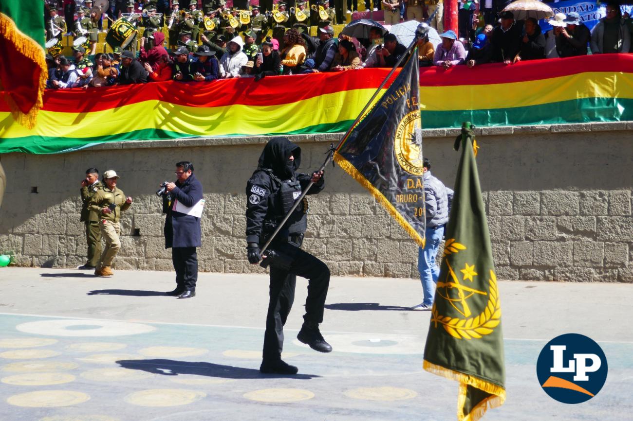 Un miembro del Departamento de Análisis Criminal e Inteligencia (DACI) encabeza el paso de su unidad