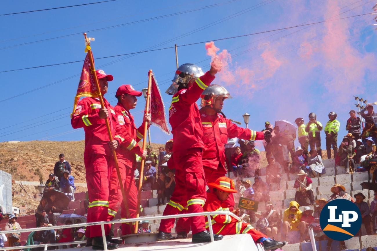 Personal de la Unidad de Bomberos presente en la conmemoración del Bicentenario policial