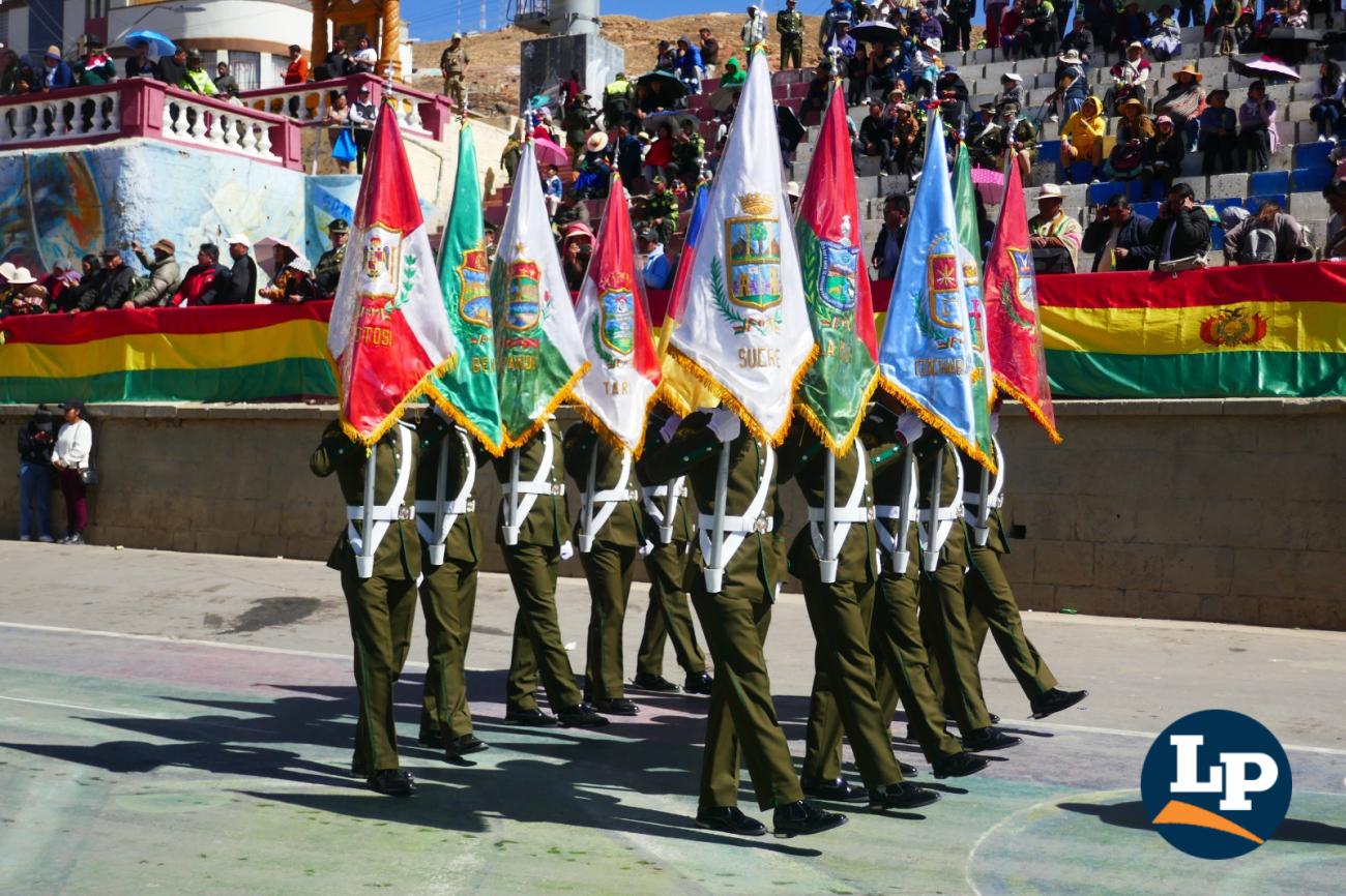 Los estandartes de los nueve departamentos de Bolivia