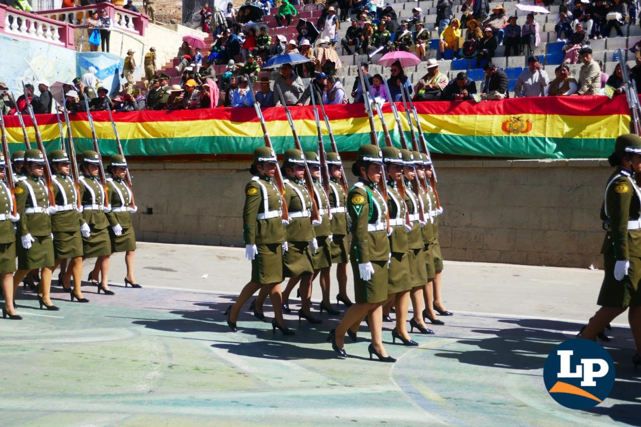 El bloque de oficiales femeninas de la Policía Boliviana