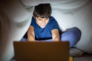 Un adolescente con una computadora