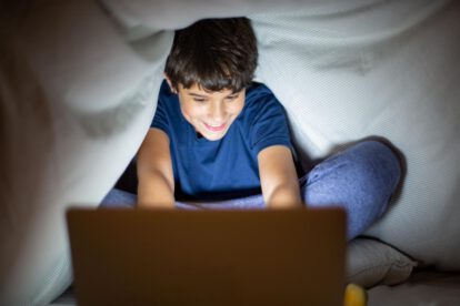 Un adolescente con una computadora