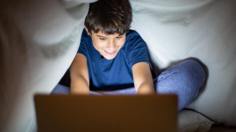 Un adolescente con una computadora
