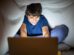 Un adolescente con una computadora