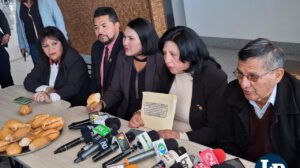 La Brigada Parlamentaria durante el acto de presentación de la ley