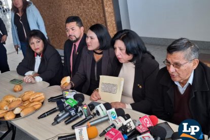 La Brigada Parlamentaria durante el acto de presentación de la ley