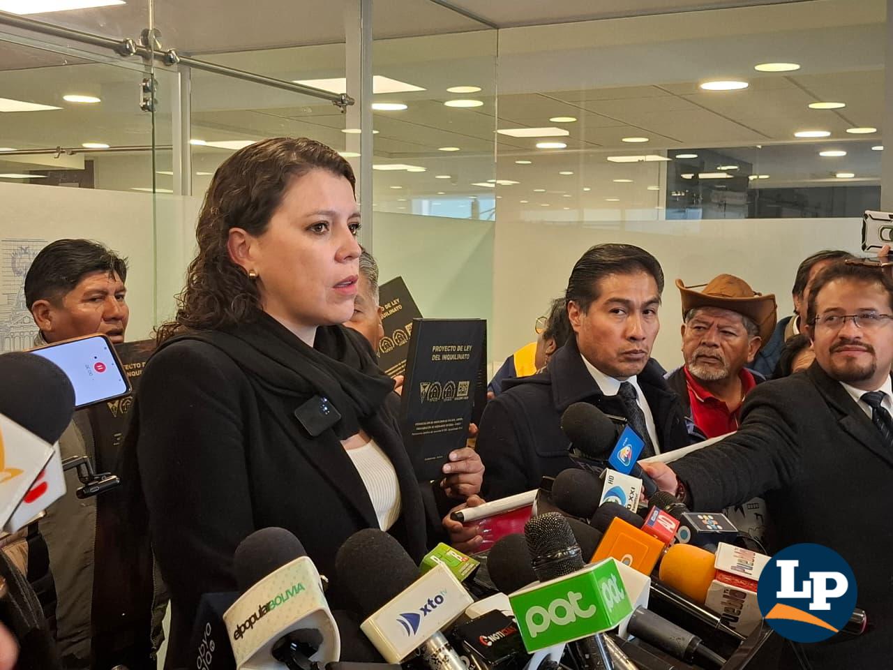 La diputada Cabrera en conferencia de prensa