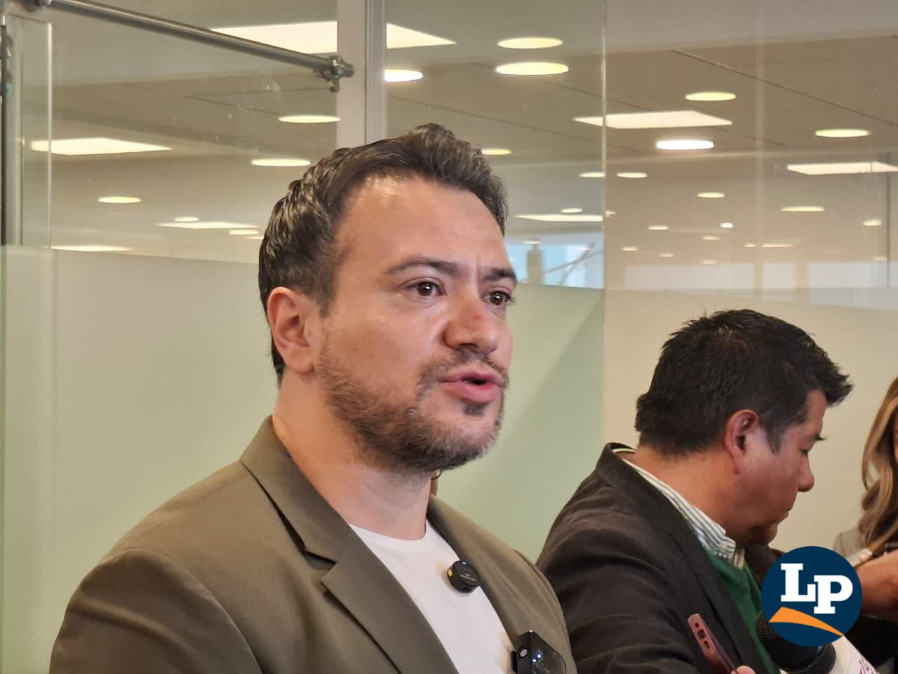 El diputado Reyes en conferencia de prensa
