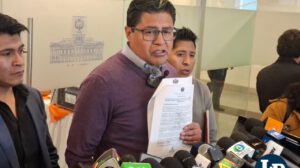 El diputado Torres en conferencia de prensa