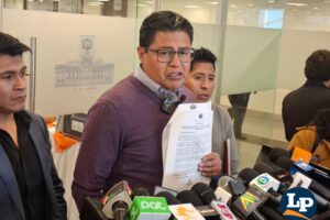 El diputado Torres en conferencia de prensa