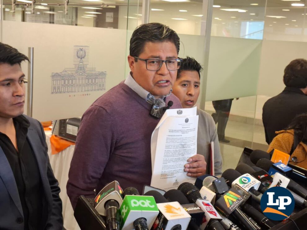 El diputado Torres en conferencia de prensa