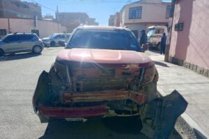 Estado en que quedó la parte frontal de la vagoneta Ford guinda