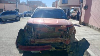 Estado en que quedó la parte frontal de la vagoneta Ford guinda