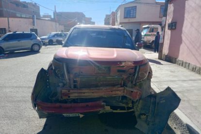 Estado en que quedó la parte frontal de la vagoneta Ford guinda
