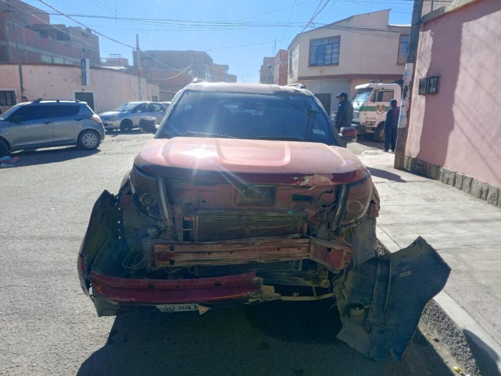 Estado en que quedó la parte frontal de la vagoneta Ford guinda