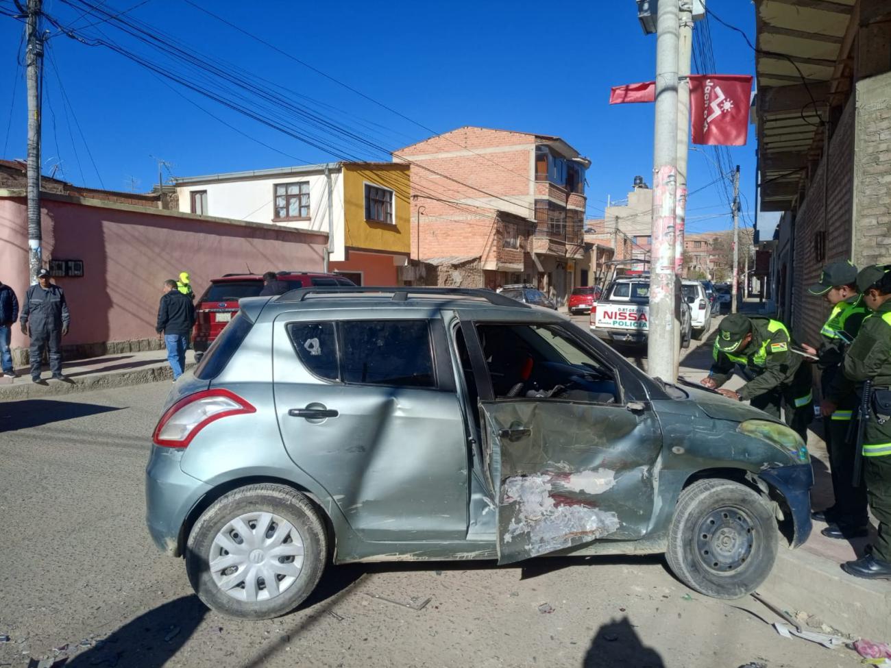Daños en el lateral derecho del automóvil Suzuki plomo