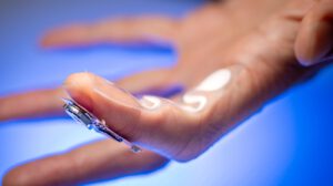 Este dispositivo portátil monitoriza la levodopa, el fármaco de referencia para la enfermedad de Parkinson, en el sudor de la yema del dedo del paciente. Crédito: David Baillot/UC San Diego Jacobs School of Engineering