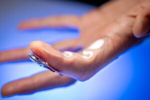 Este dispositivo portátil monitoriza la levodopa, el fármaco de referencia para la enfermedad de Parkinson, en el sudor de la yema del dedo del paciente. Crédito: David Baillot/UC San Diego Jacobs School of Engineering