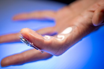 Este dispositivo portátil monitoriza la levodopa, el fármaco de referencia para la enfermedad de Parkinson, en el sudor de la yema del dedo del paciente. Crédito: David Baillot/UC San Diego Jacobs School of Engineering