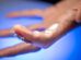 Este dispositivo portátil monitoriza la levodopa, el fármaco de referencia para la enfermedad de Parkinson, en el sudor de la yema del dedo del paciente. Crédito: David Baillot/UC San Diego Jacobs School of Engineering