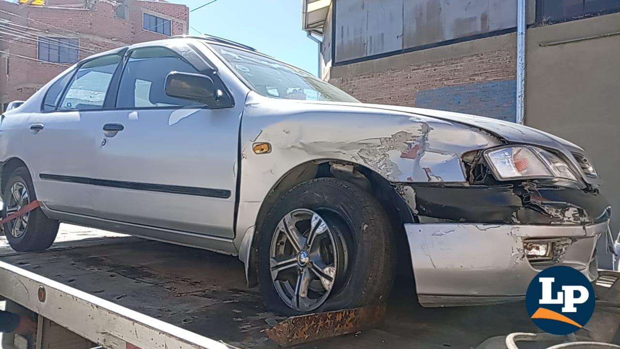Daños en el costado delantero derecho del vehículo Nissan tras el impacto