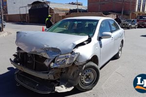El frontal del vehículo Toyota quedó destrozado