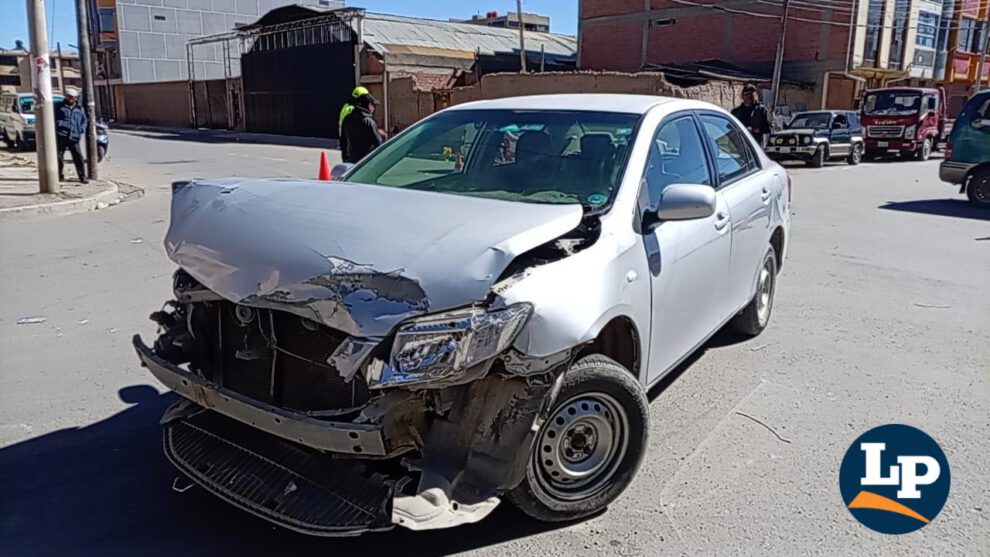 El frontal del vehículo Toyota quedó destrozado