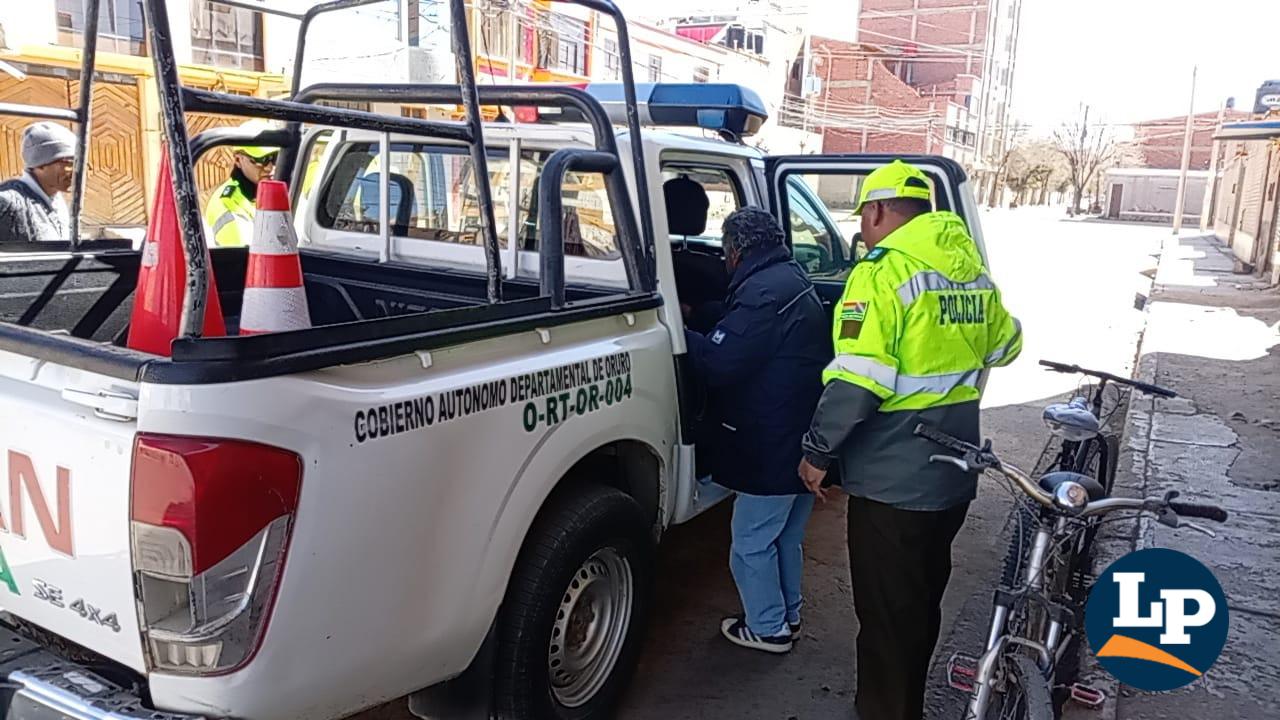 Personal de Tránsito traslada a uno de los involucrados