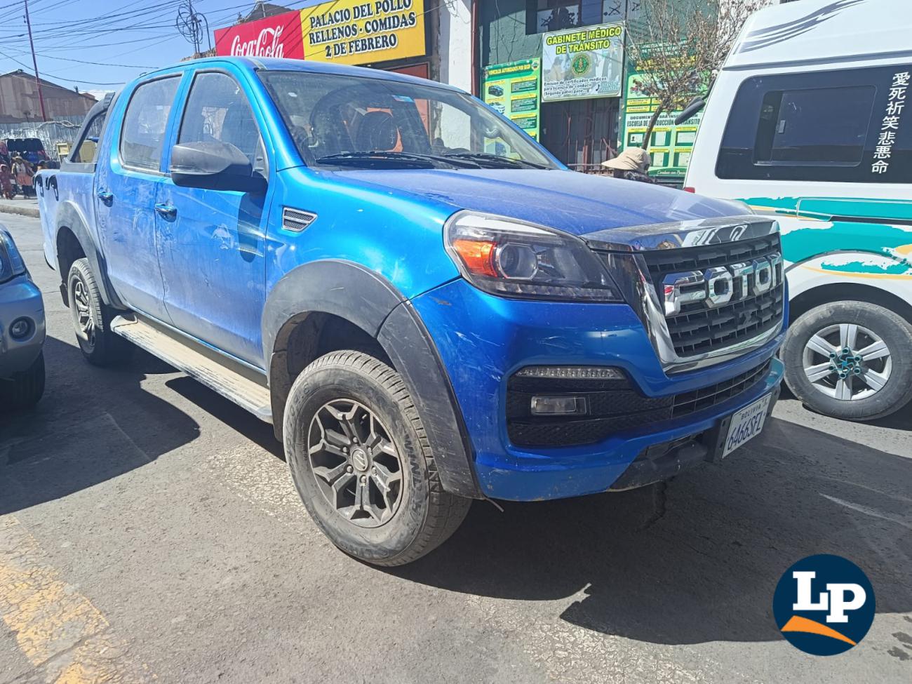 La camioneta azul presentó leves raspones en el lado derecho