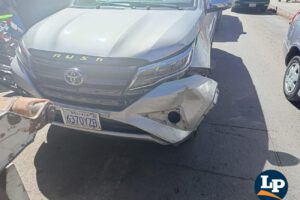 Daños materiales en la parte frontal de la vagoneta Toyota